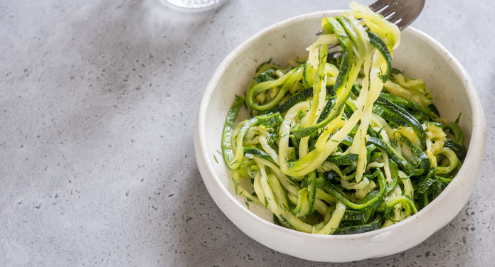 Zucchini-Spaghetti mit Magerquark-Pesto