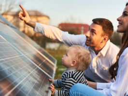 Solarenergie - Familie mit Solarpanels