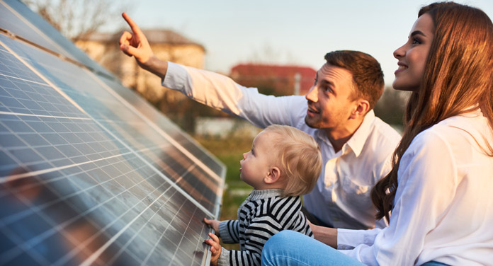 Solarenergie - Familie mit Solarpanels